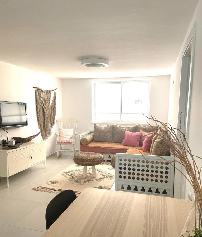 Apartament אירוח השקד - 10דק' משדה התעופה Giv'at Koach Zewnętrze zdjęcie