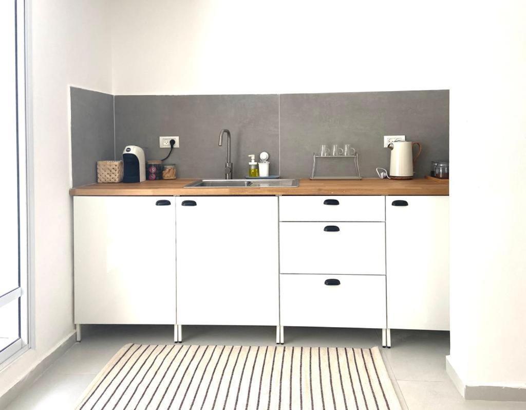 Apartament אירוח השקד - 10דק' משדה התעופה Giv'at Koach Zewnętrze zdjęcie